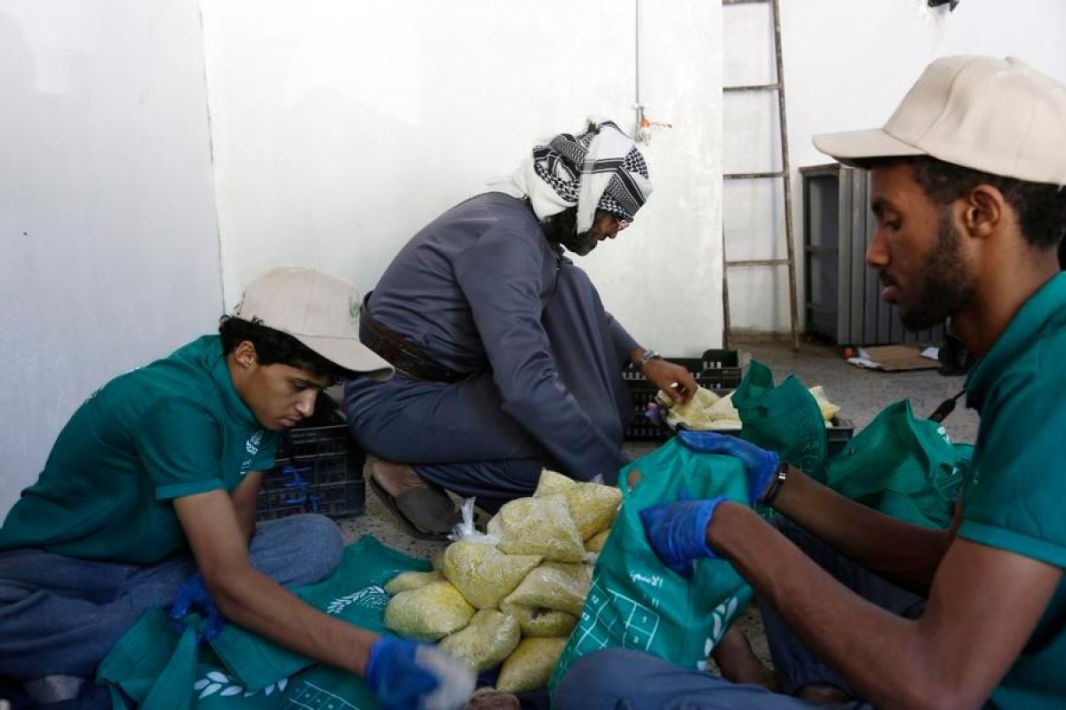 Saat ekonomi terpuruk, makanan gratis jadi harapan warga rentan di Yaman
