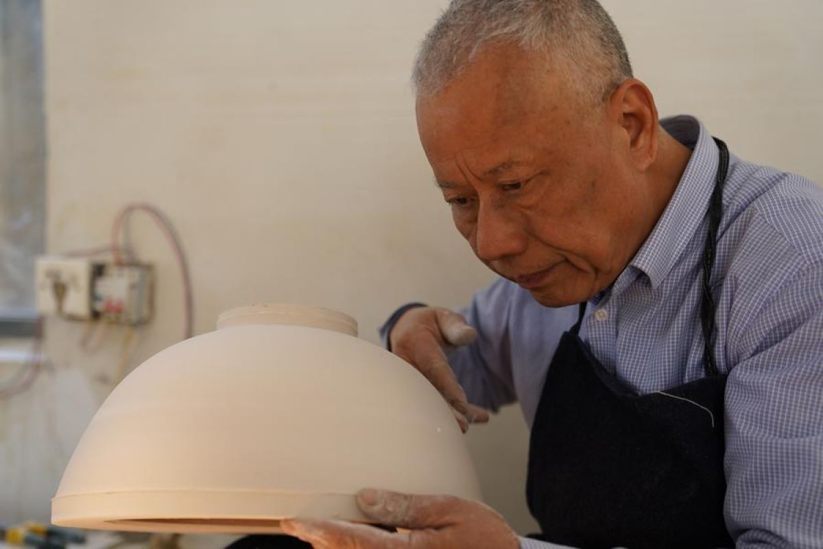 Potret pengrajin porselen cangkang telur selama puluhan tahun