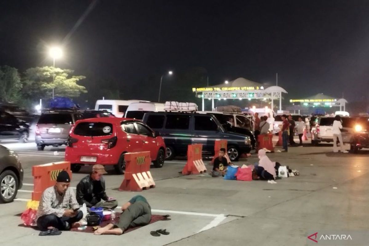 Puluhan mobil pemudik menepi di GT Cikampek untuk sahur saat one way