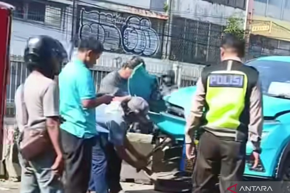 Mobil taksi listrik tabrak separator busway di kawasan Roxy
