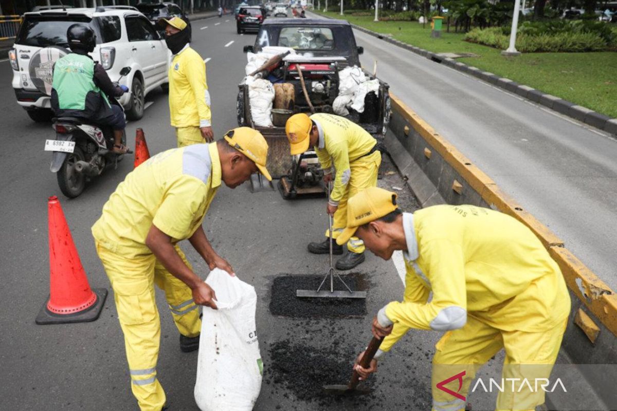 Pemkot Jaktim tambal ribuan jalan berlubang untuk kenyamanan pemudik