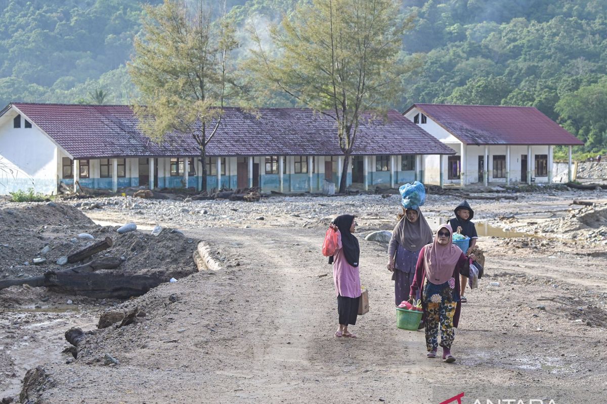 Penyintas bencana berbelanja kebutuhan lebaran Idul Fitri