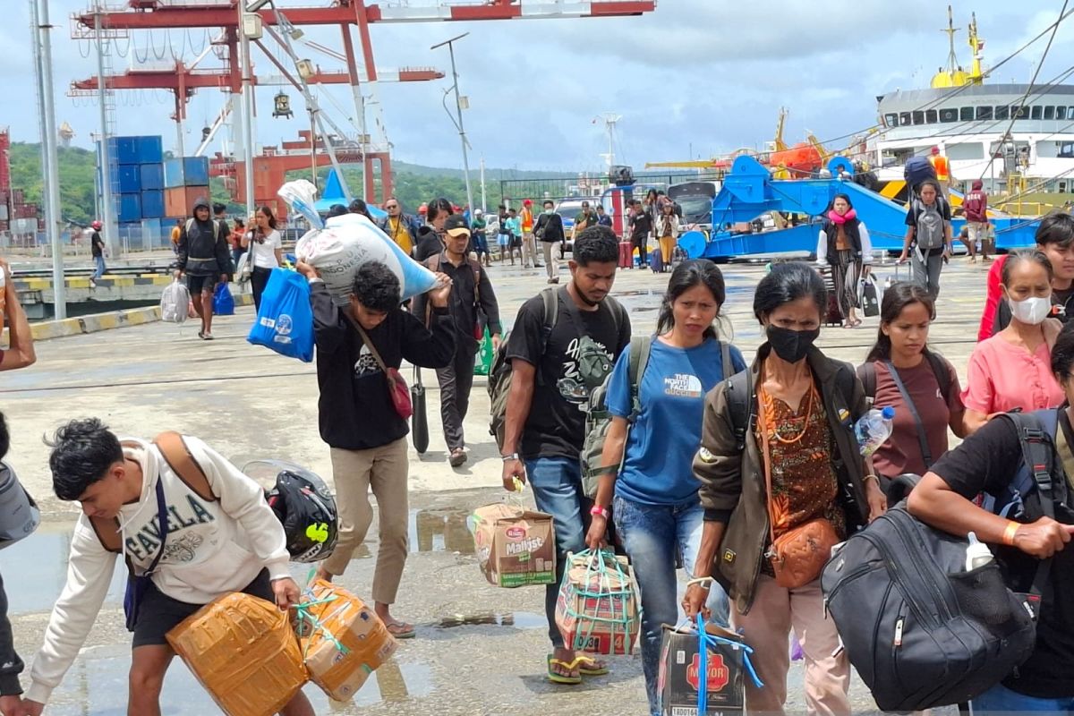 6.284 pemudik melintasi Pelabuhan Tenau Kupang hingga H-4 Idul Fitri
