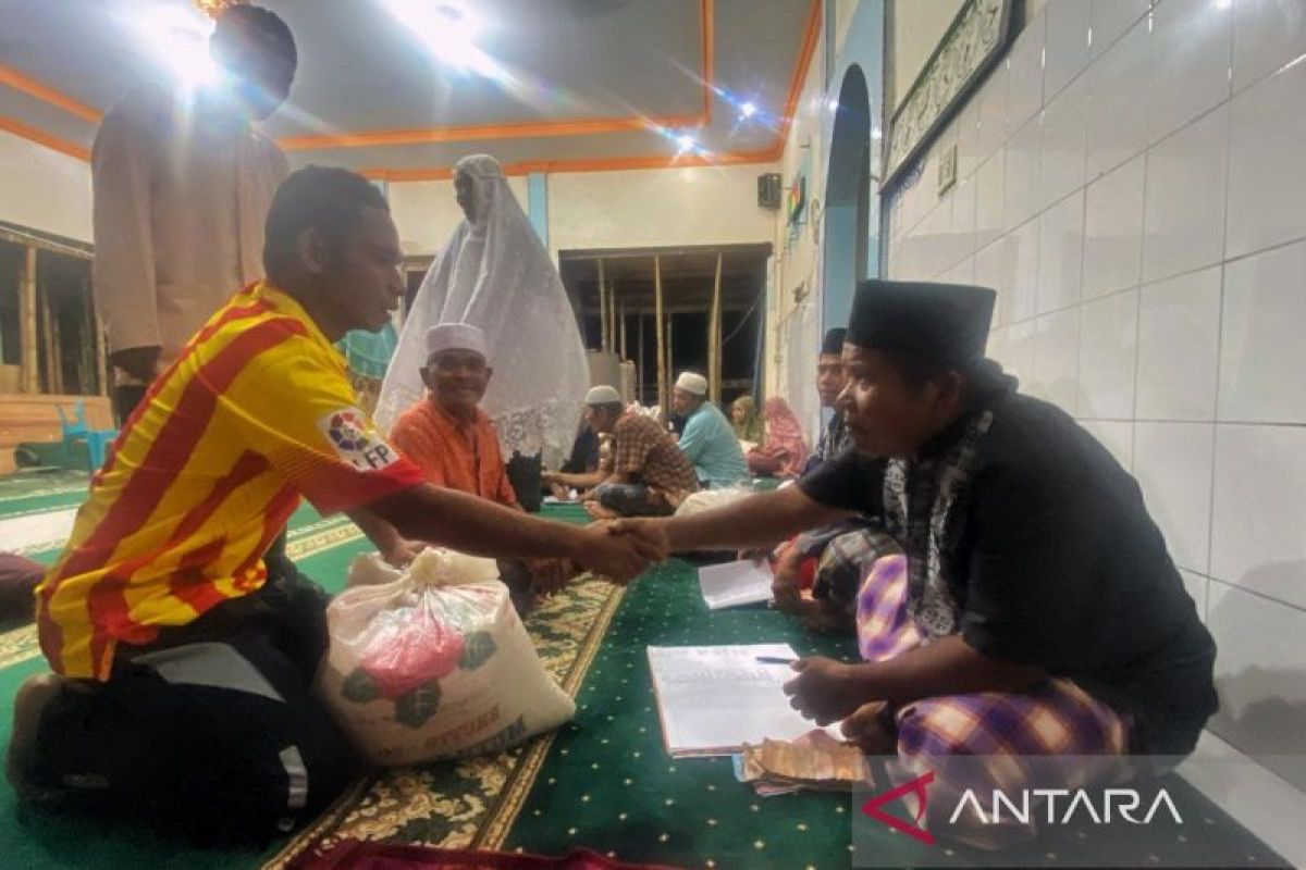 Penyintas bencana banjir tetap datangi masjid untuk membayar zakat