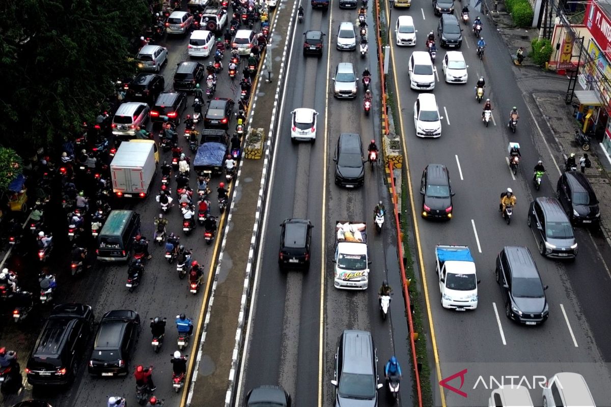 Kemarin, rekayasa lalin Tol Japek hingga mitigasi kerugian pariwisata