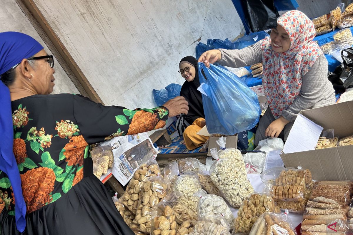 Warga terdampak bencana belanja kebutuhan Lebaran di Kayu Pasak Agam