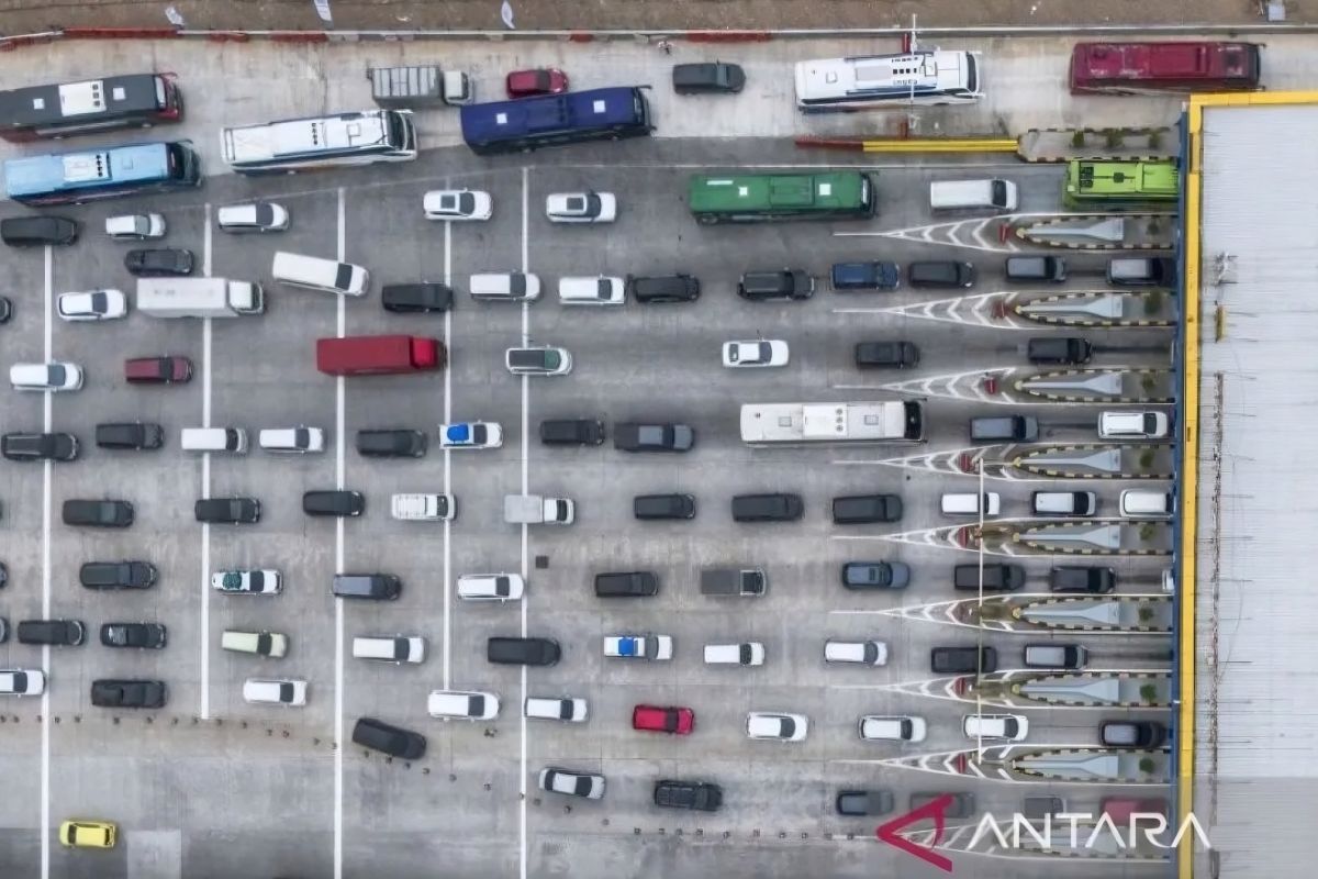 Arus kendaraan pemudik masuk Tol Kalikangkung Semarang masih tinggi