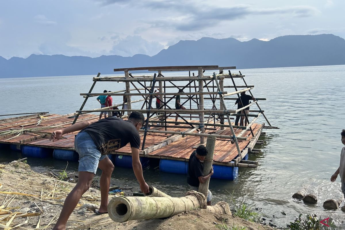 Warga terdampak bencana Agam kebut pembuatan rakik-rakik untuk Lebaran