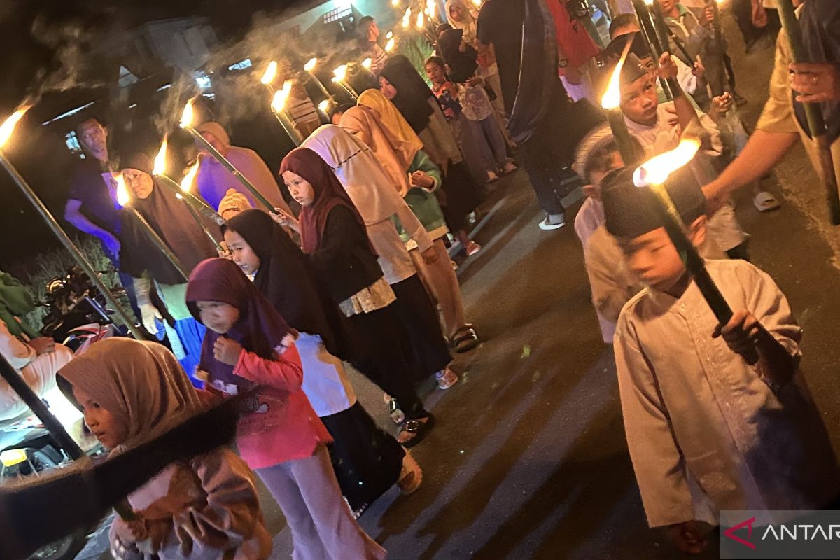 Warga terdampak bencana Agam gelar pawai obor sambut malam takbiran