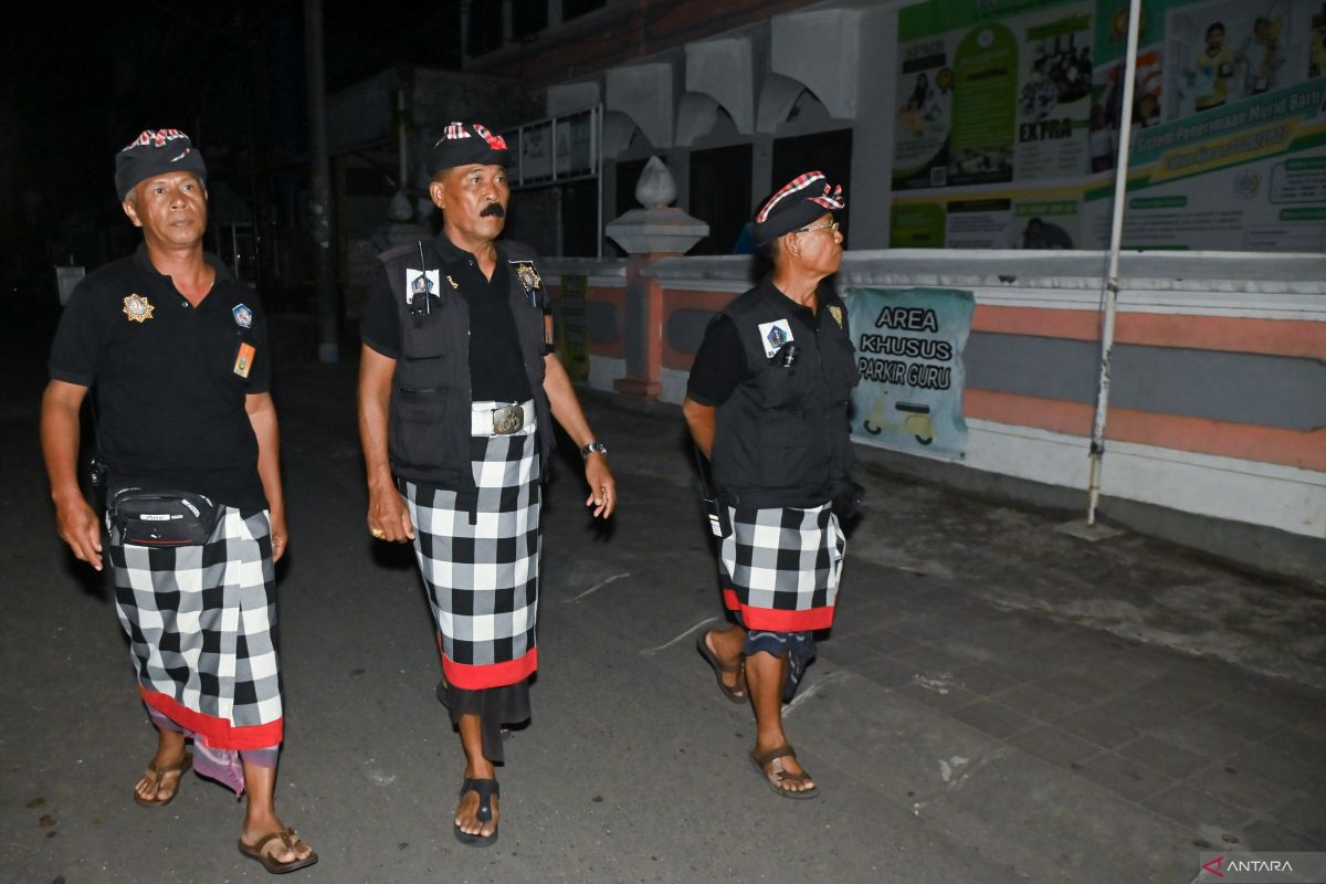 Patroli malam Pecalang di Hari Raya Nyepi di Bali