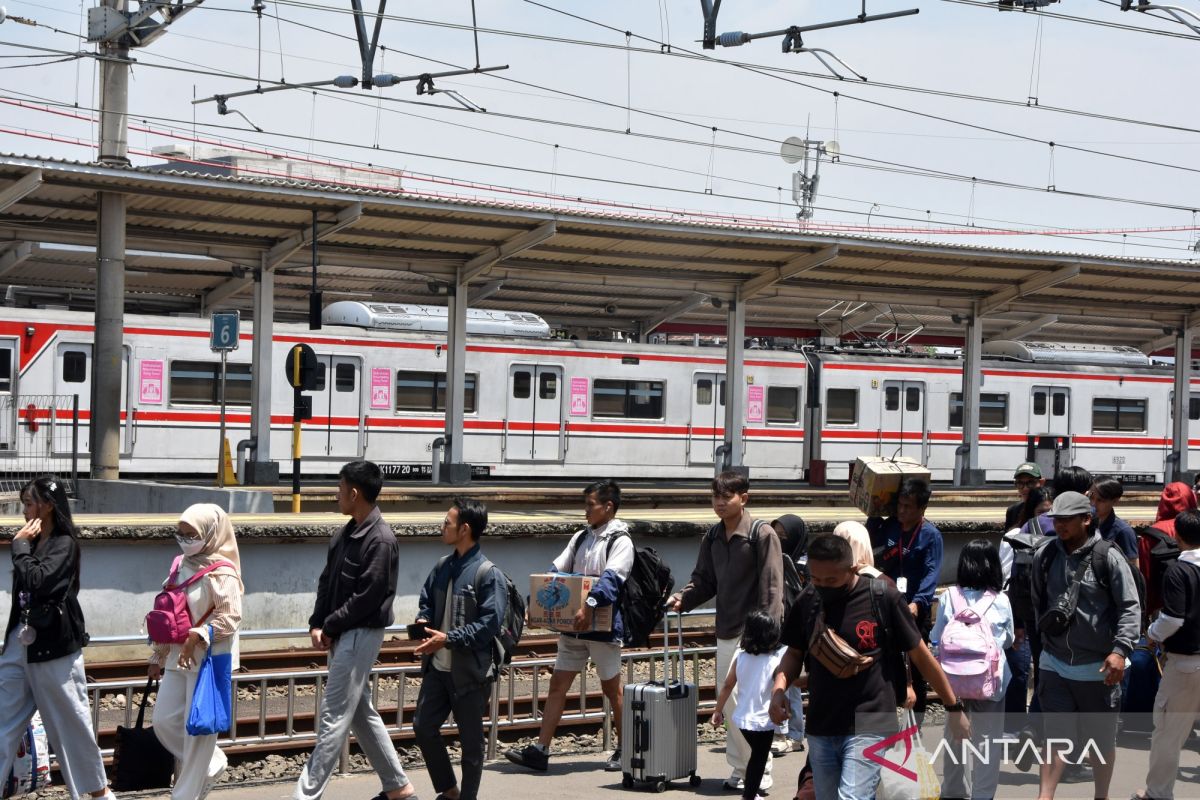 236 ribu orang gunakan KRL Jabodetabek pada H+2 Lebaran
