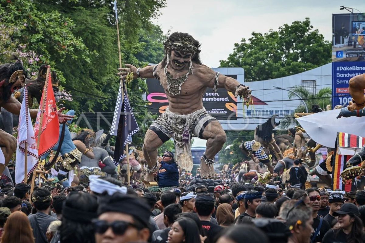 Hening yang lahir dari riuh