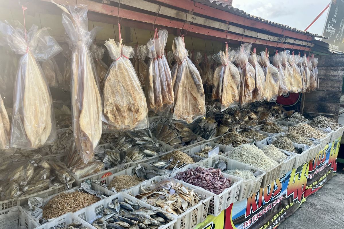 Penjualan ikan asin di Teluk Penyu Cilacap belum ramai jelang Lebaran