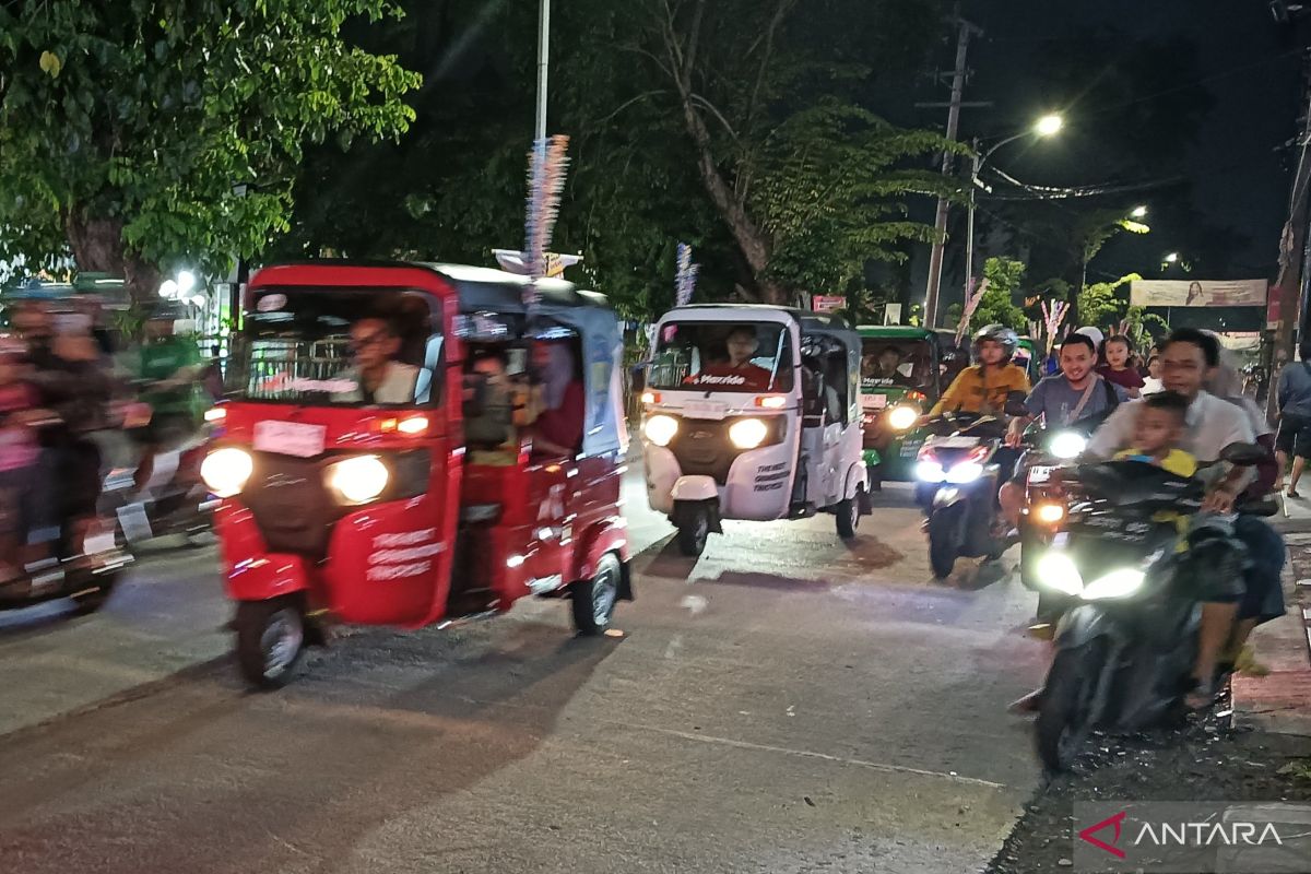 Warga Semarang meriahkan malam takbiran dengan pawai bajaj