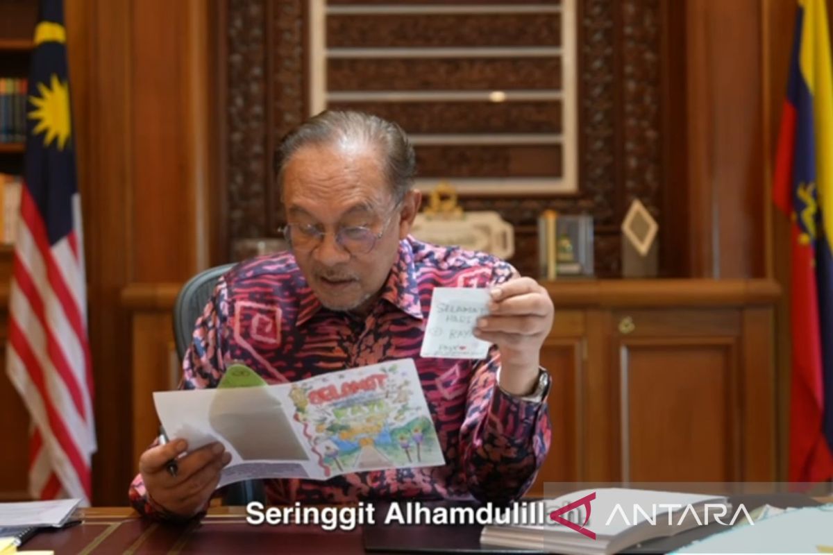 Momen manis PM Malaysia terima kartu Idul Fitri dari siswa sekolah