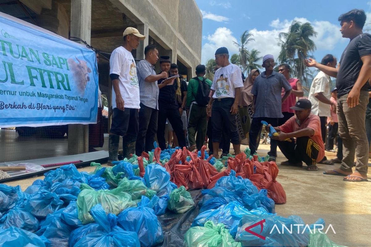 Warga Hutanabolon terima bantuan daging sapi dari Pemprov Sumut