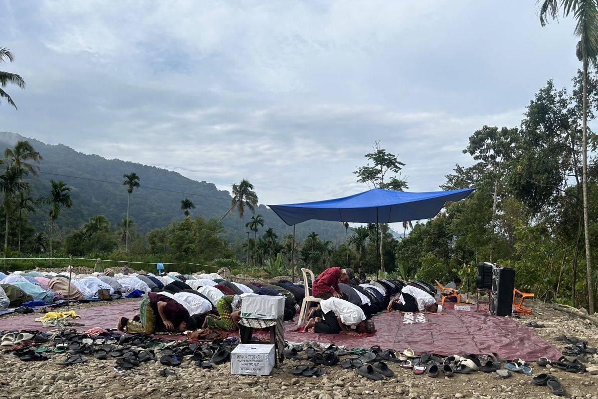 Khatib ajak warga korban bencana usir kesedihan saat momen Lebaran