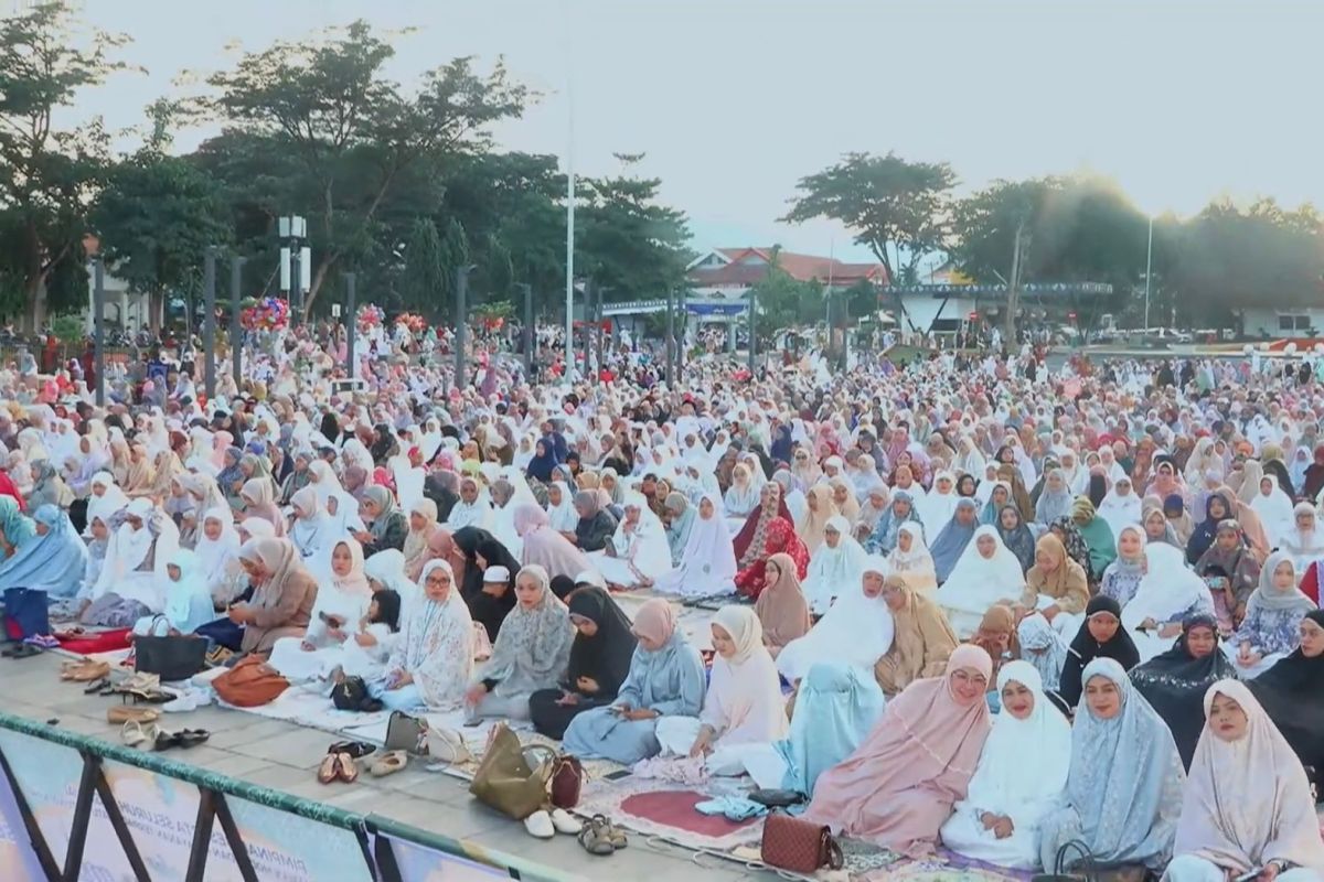 Ribuan muslim salat Idul Fitri di Lapangan Vatulemo Palu