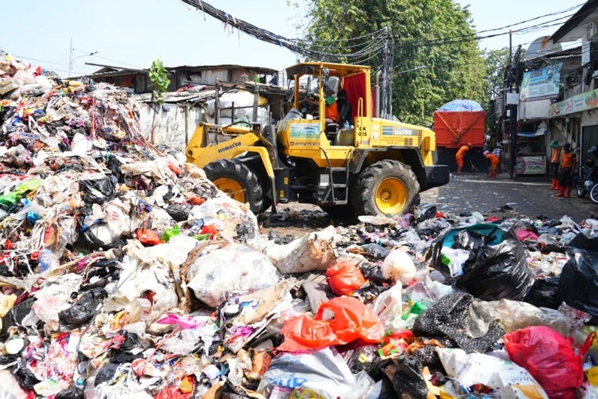 100 truk dikerahkan atasi tumpukan sampah di Tubagus Angke Jakbar