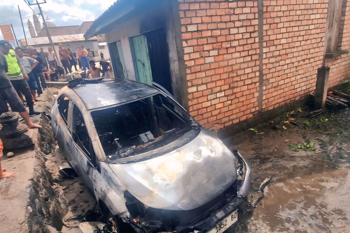 Kendaraan pemudik terbakar di OKU Timur