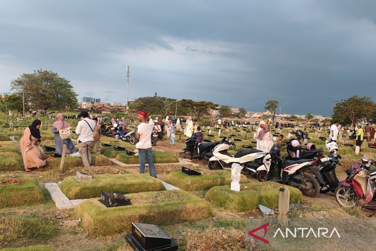 Hari Raya Idul Fitri, warga padati sejumlah TPU di Jakarta Barat