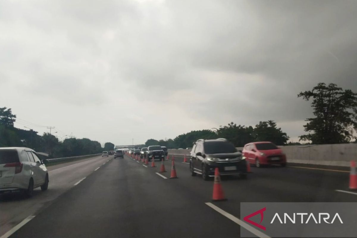 Petugas sempat terapkan contraflow di jalan Tol Japek atasi kepadatan