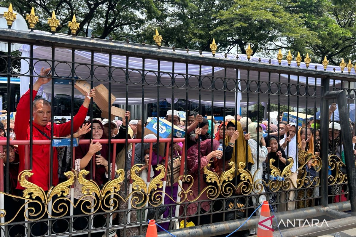 Warga mulai antre masuk acara open house Istana