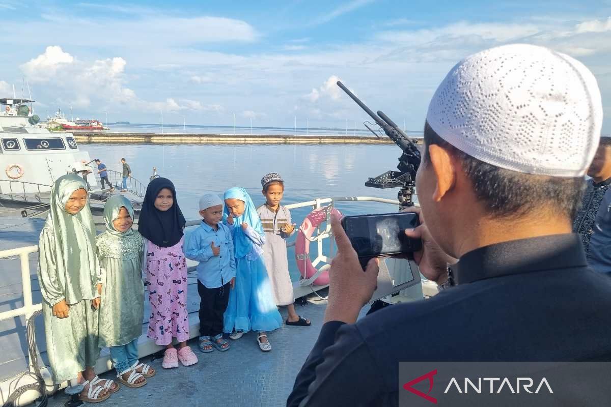 Warga serbu KRI setelah shalat Idul Fitri 2026 di Mako Kodaeral VI
