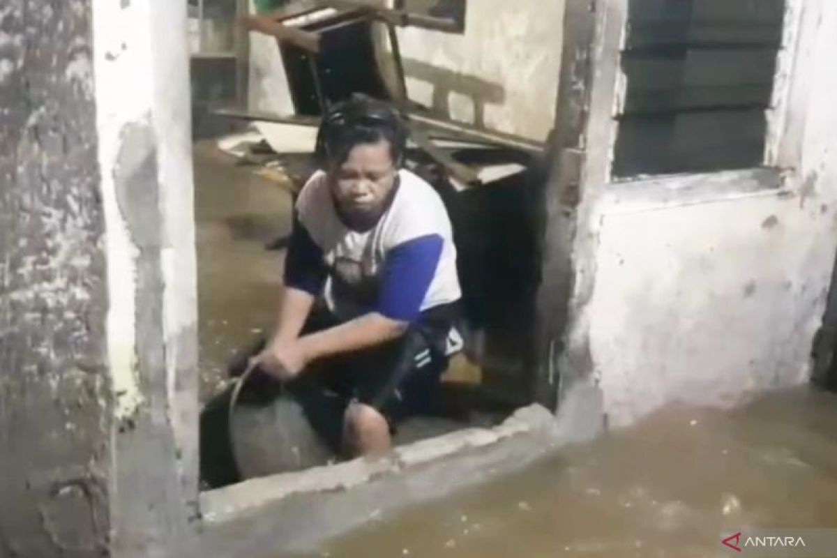 Hujan deras, luapan Kali Ciliwung rendam permukiman di Kramat Jati