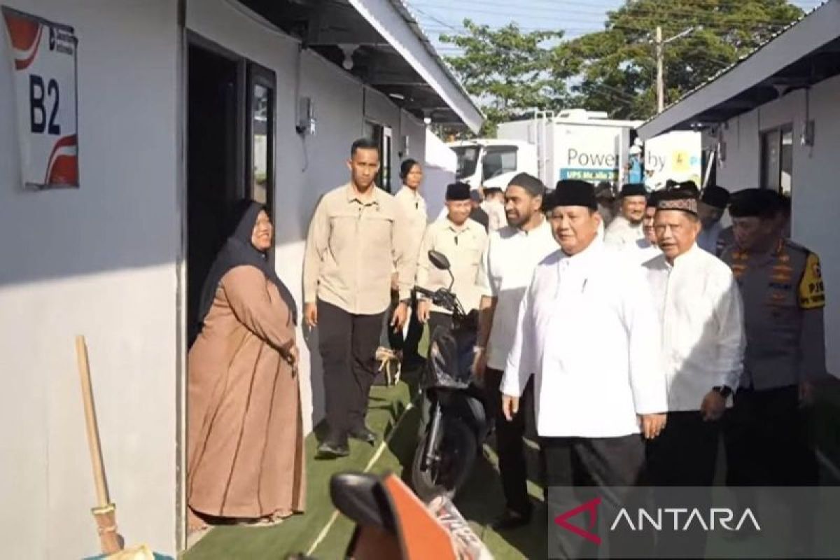 Presiden Prabowo tinjau huntara korban bencana di Aceh Tamiang