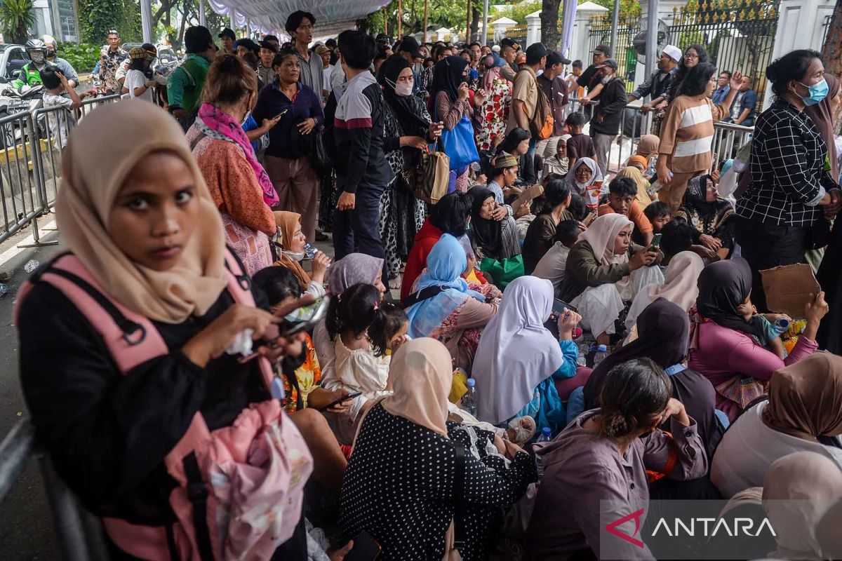 Open house Istana Kepresidenan, warga membeludak dalam antrean halalbihalal
