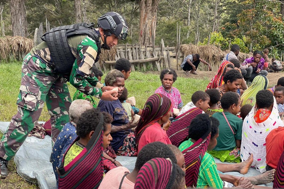 Satgas Yonif 511 sediakan makan gratis bagi warga Tima Lanny Jaya