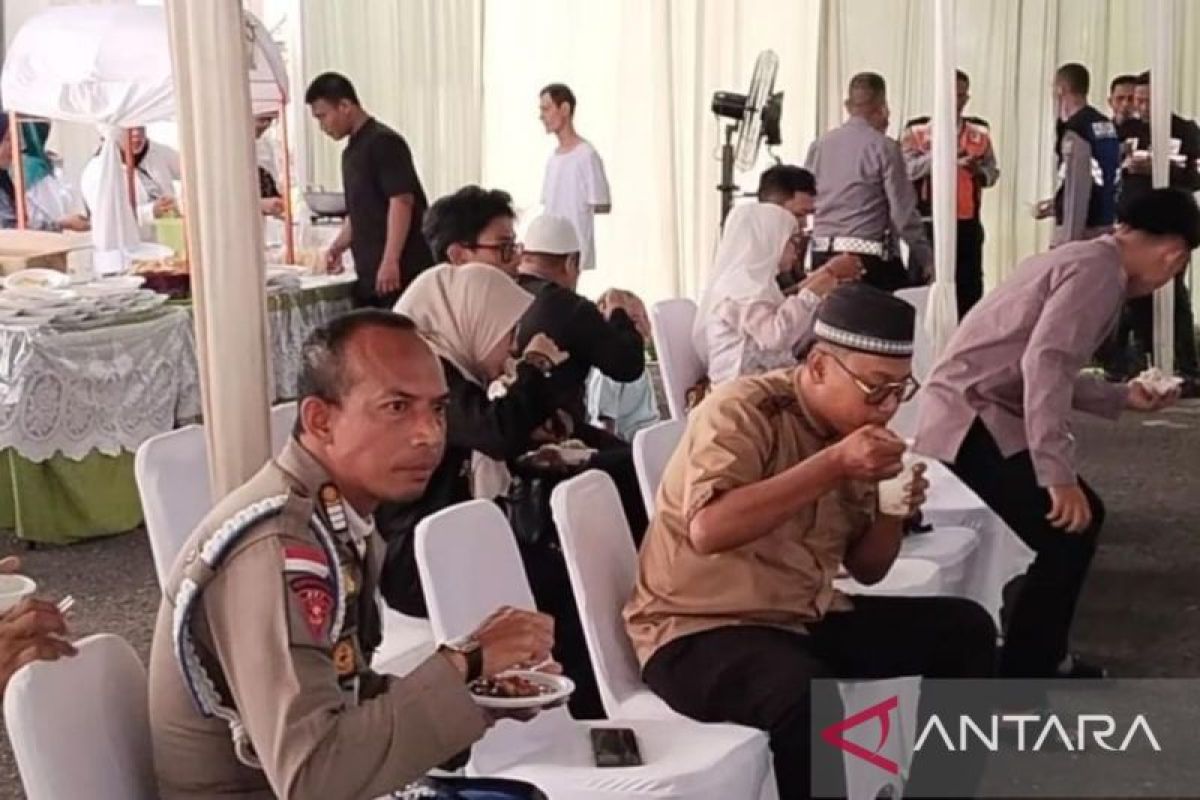 Ratusan warga kunjungi rumah dinas Wali Kota Palembang nikmati jamuan