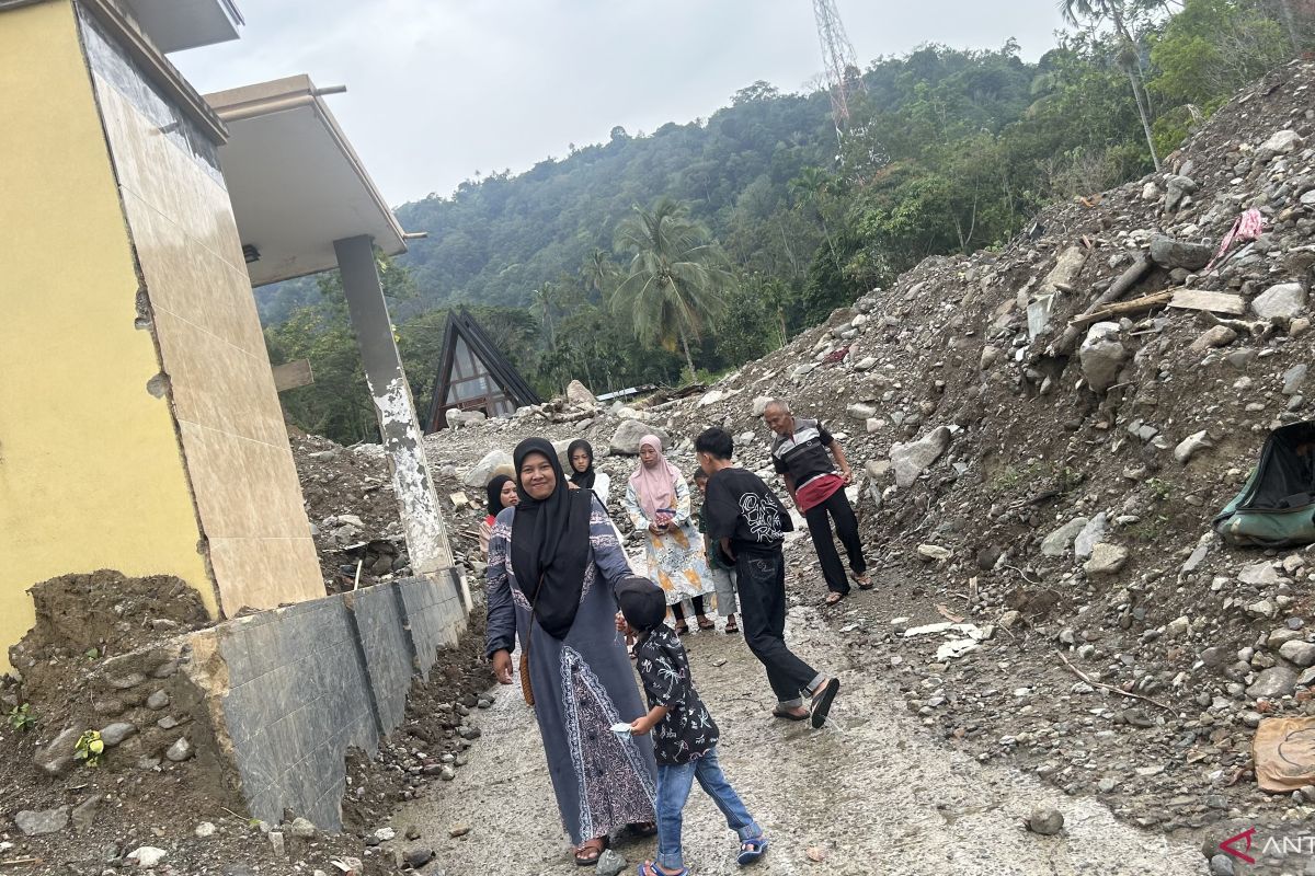 Warga Agam lewati material banjir bandang demi bersilaturahmi Lebaran