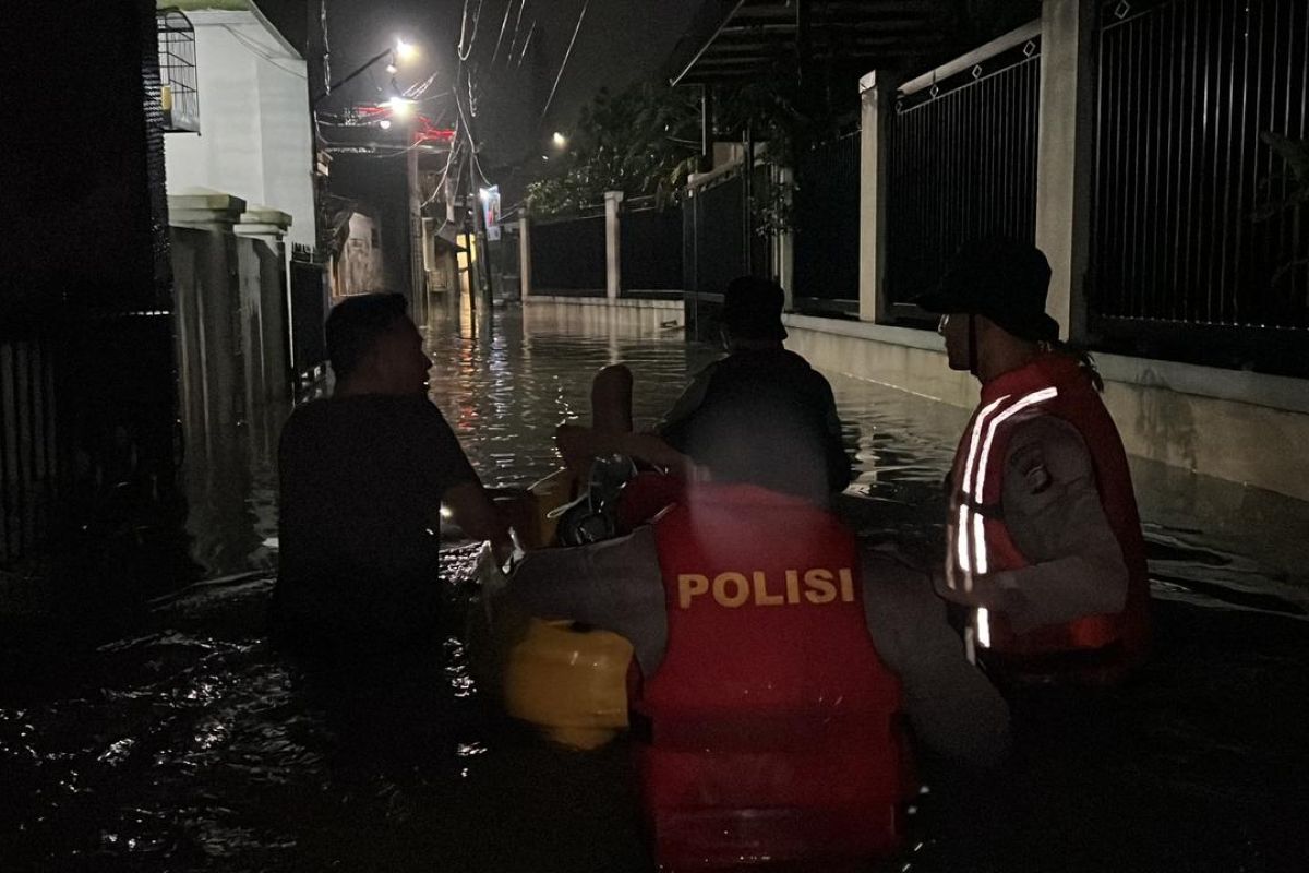Polisi evakuasi warga Ciracas yang terdampak banjir
