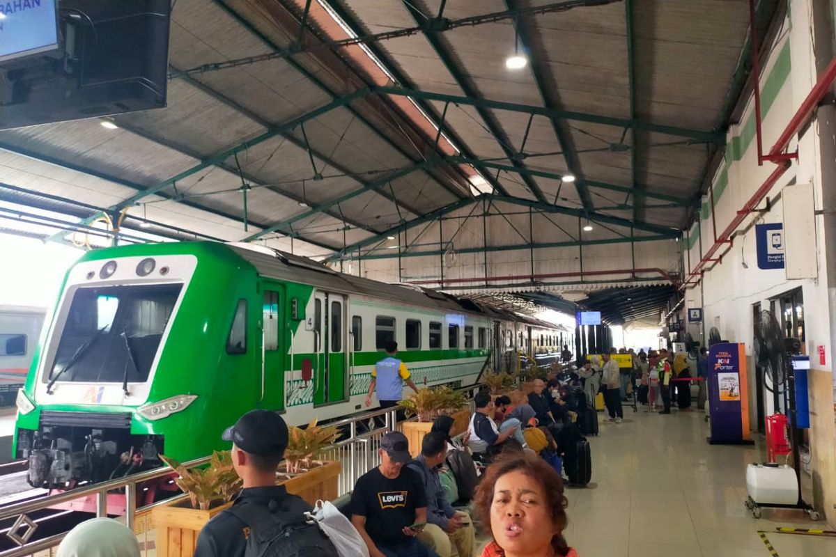 KAI Madiun: Hari kedua Lebaran penumpang mudik masih padati stasiun 