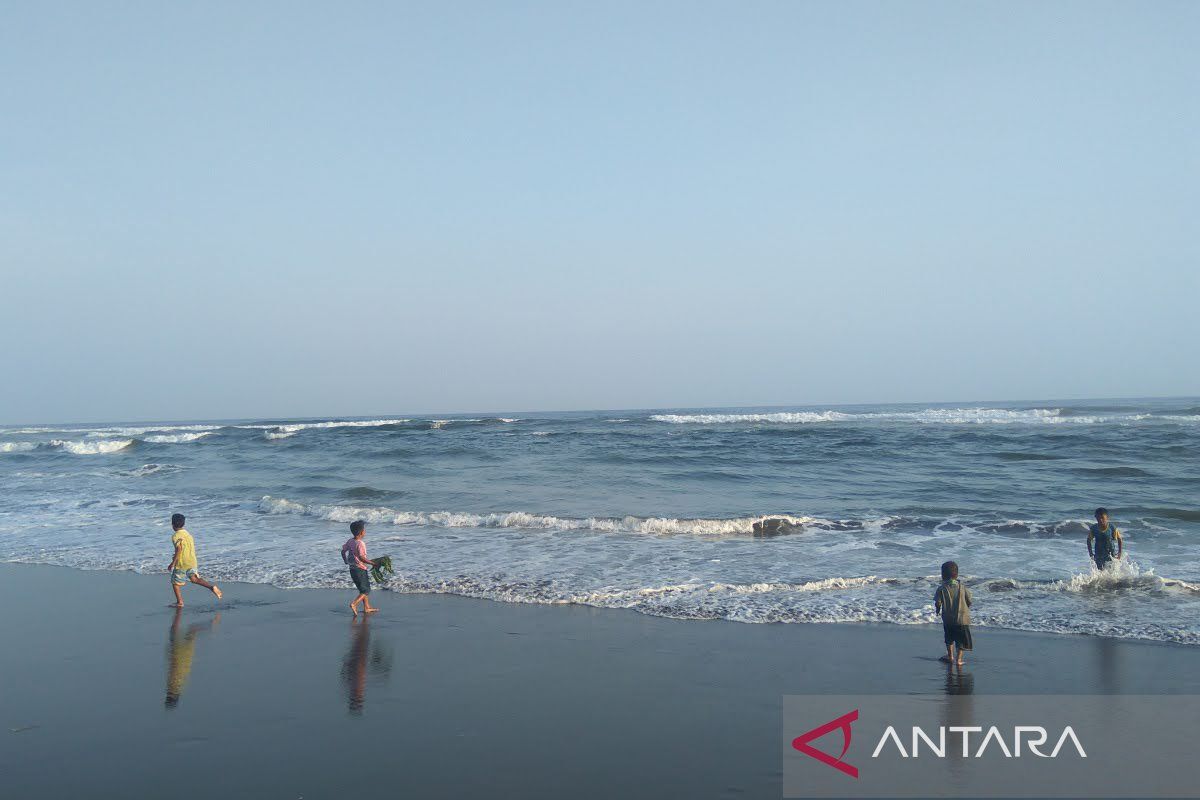 BMKG: Waspada potensi hujan & gelombang pantai selatan Jateng hari ini