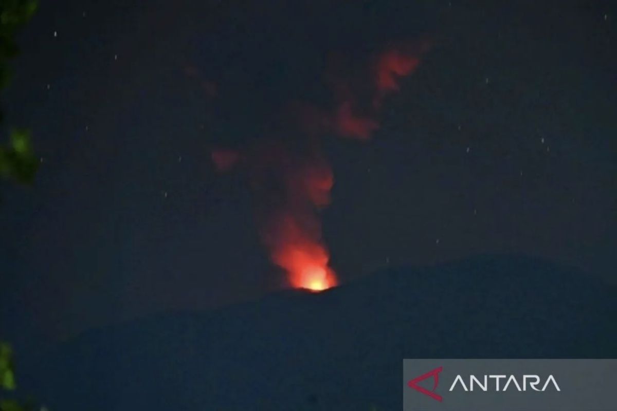 Gunung Ibu erupsi dengan kolom abu 600 meter dari puncak