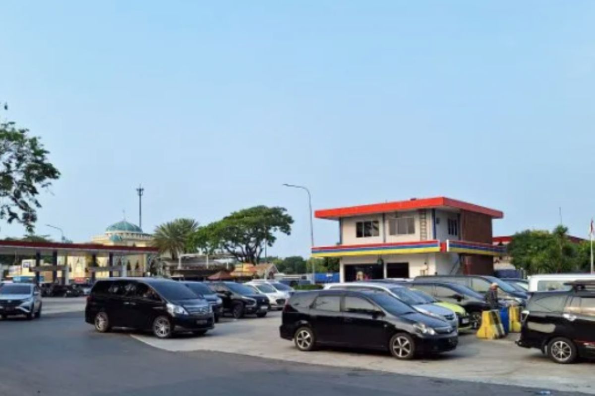 Petugas buka tutup rest area atasi kepadatan Tol Jakarta-Cikampek