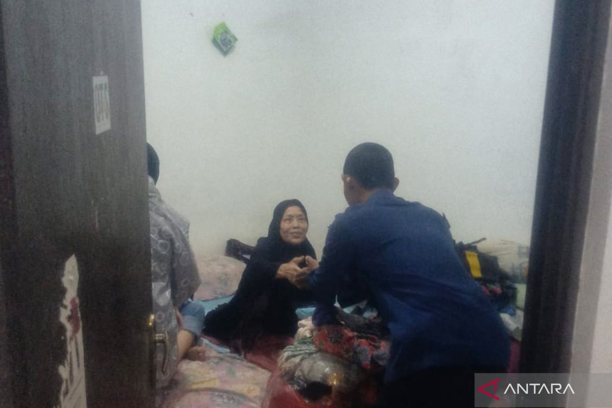 Gulkarmat evakuasi tiga lansia yang terdampak banjir di Pasar Rebo