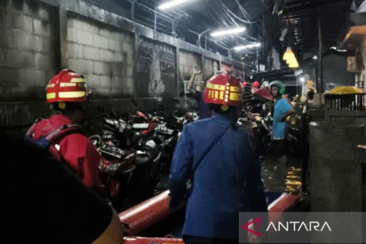 Dua warga sakit dievakuasi saat banjir rendam Pekayon Jaktim