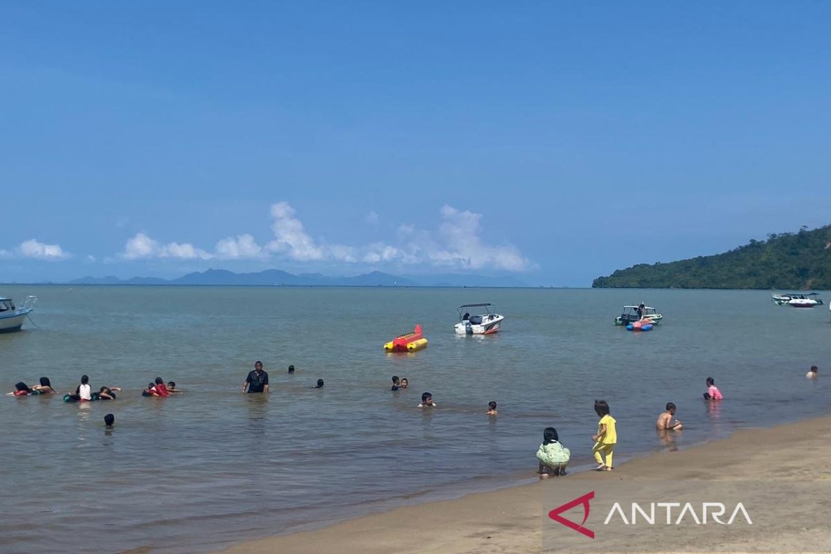 Jumlah pengunjung Pantai Pandan alami penurunan pascabencana banjir