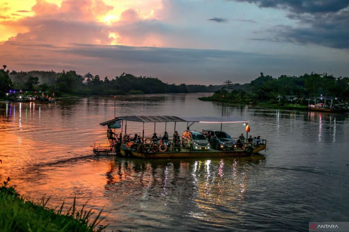 Jasa perahu penyeberangan antarkabupaten di Sungai Brantas Nganjuk
