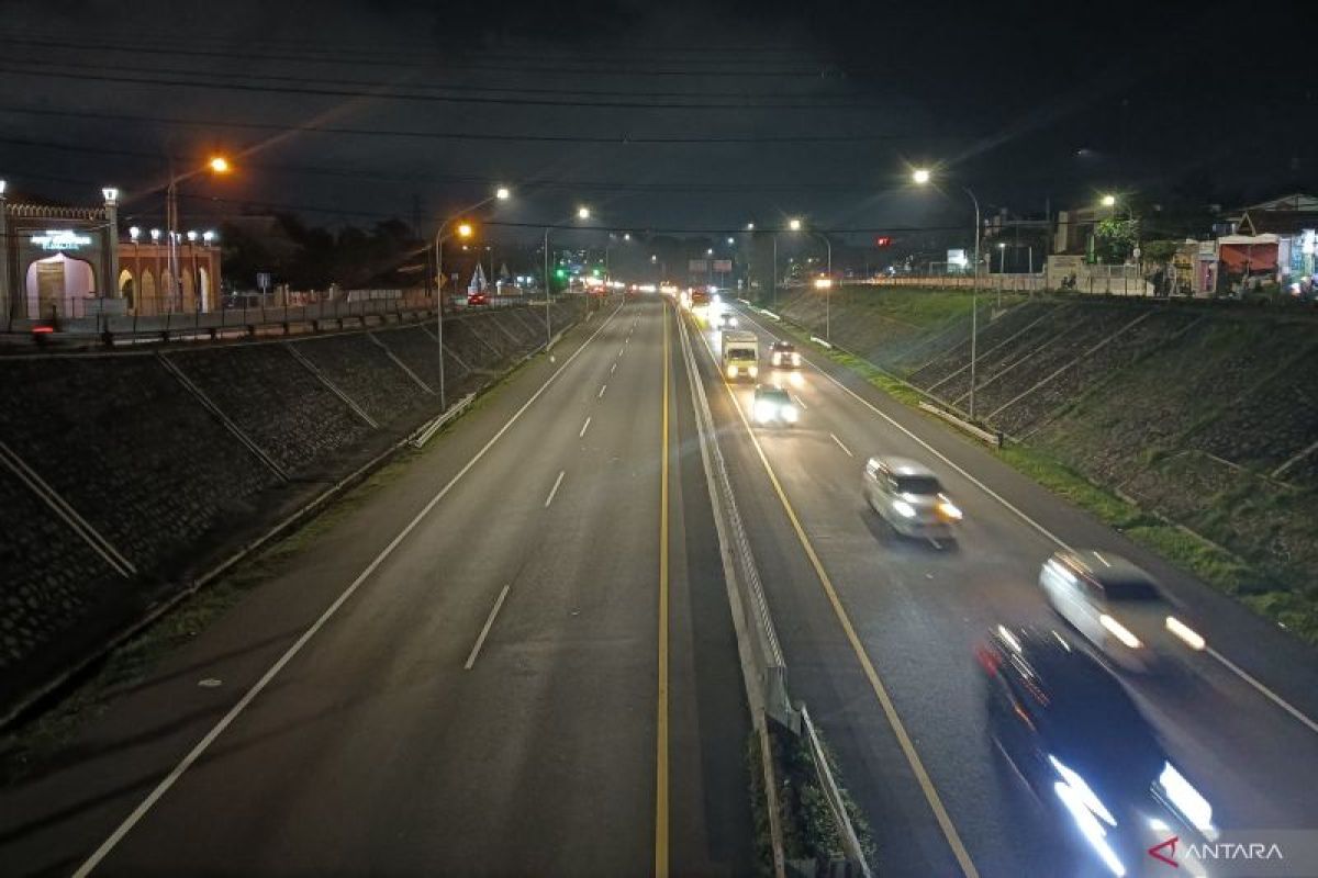 Trafik arus balik melalui Gerbang Tol Kalikangkung Semarang di atas 2.000 kendaraan