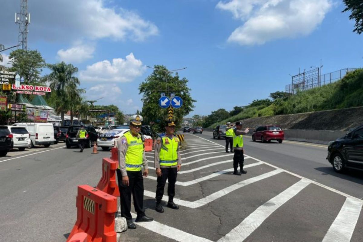 Polisi melakukan buka tutup tempat istirahat di ruas tol dalam Kota Semarang