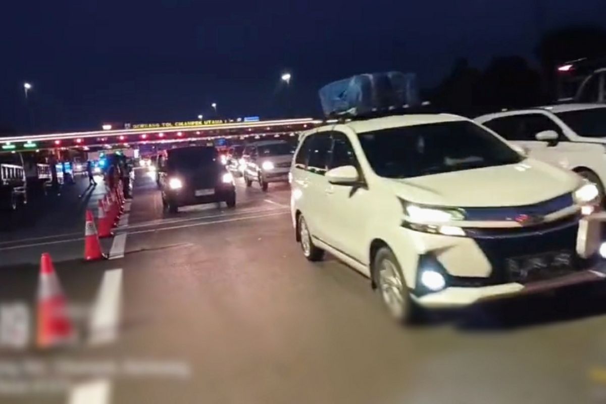 Rekayasa lalu lintas contraflow arah Jakarta diterapkan di Tol Japek