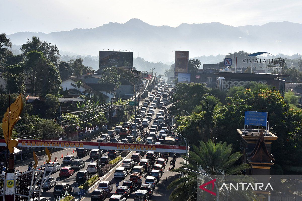 Libur Lebaran, jalur wisata Puncak padat