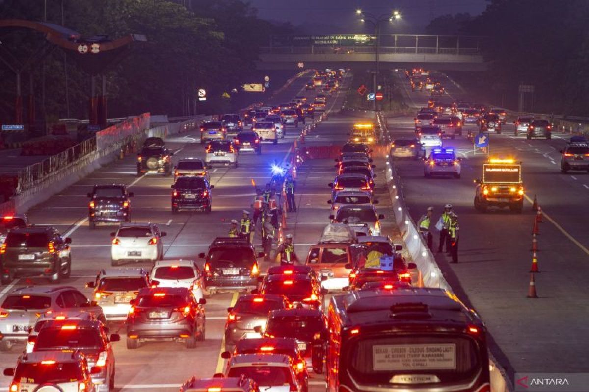Penerapan one way di Tol Brebes Barat hingga Gerbang Tol Cikampek Utama