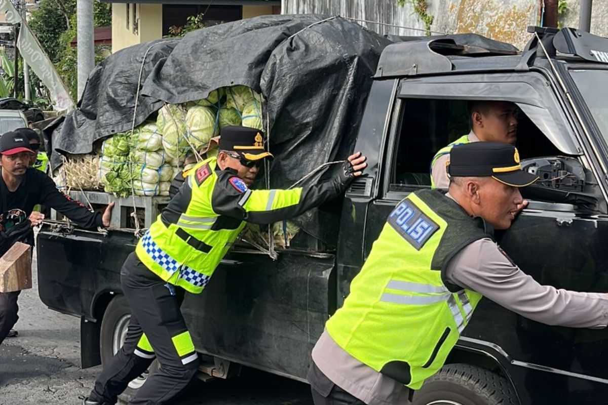 Kapolres Karanganyar turun langsung pantau lalu lintas di Tawangmangu