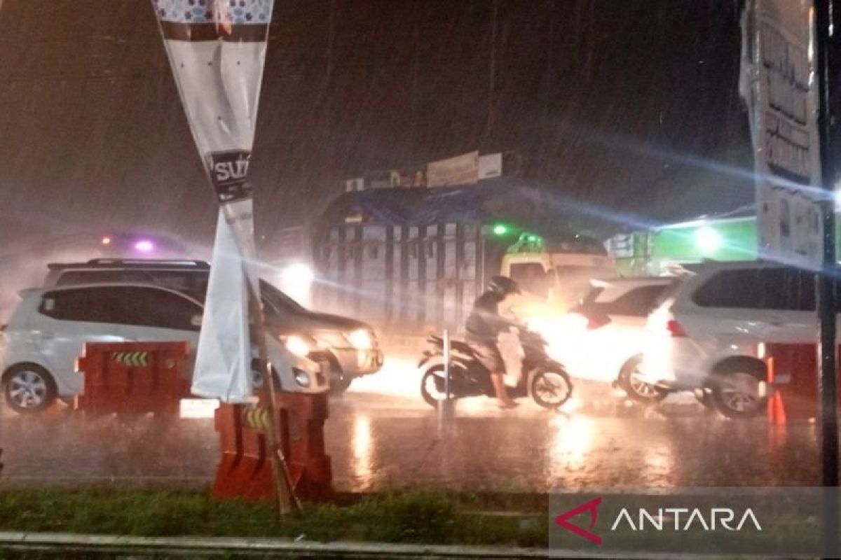 Polisi imbau pemilir tingkaatkan kewaspadaan hujan di jalur Ajibarang-Brebes